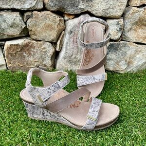 Aetrex Cream and Gray Wedge Sandals with Adjustable Straps